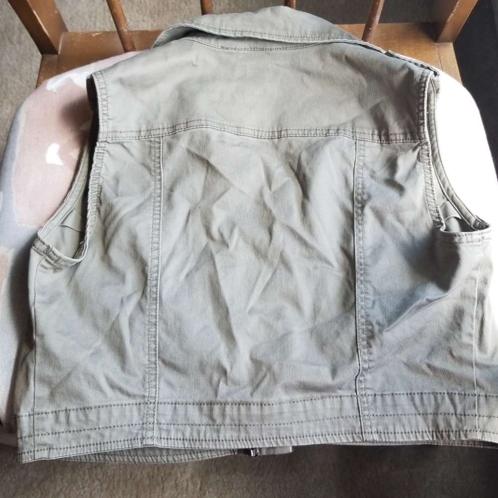 Camo green vest - Picture 3 of 4